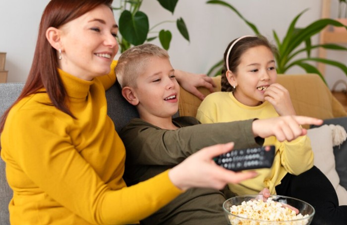 Kegiatan long weekend di rumah movie marathon/Foto: freepik.com/freepik