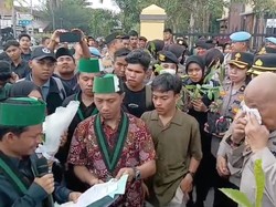 Momen Aksi Damai HMI di Polda Riau, Polisi dan Mahasiswa Menangis Haru