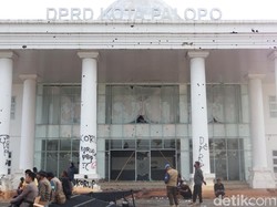 Demo Ricuh di DPRD Palopo, 3 Polisi Luka-2 Orang Diamankan