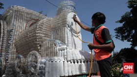 FOTO: Kreatifitas Memanfaatkan Botol Bekas Air Minum Menjadi Perahu