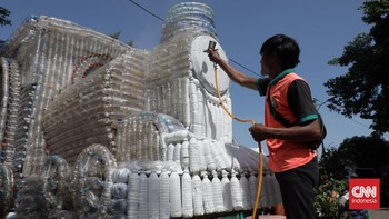 FOTO: Kreatifitas Memanfaatkan Botol Bekas Air Minum Menjadi Perahu