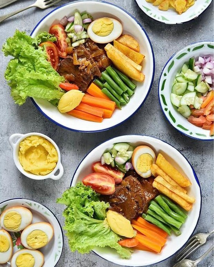 Makin ke sini, variasi dan jenis selat Solo kian beragam. Meski begitu, selat Solo tetap mempertahankan kuah khasnya yang lezat.