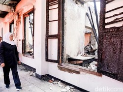 Video: Sedihnya Khofifah saat Gedung Grahadi Hangus Dibakar