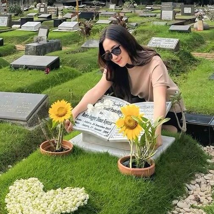 <p>Baru-baru ini, Tamara kembali terlihat mengunjungi makam Dante dengan hati yang terisak&nbsp;kerinduan. Ia datang membawa bunga matahari, menyunggingkan senyuman saat menatap pusara anak semata wayangnya itu. (Foto: Instagram @tamaratyasmara)</p>