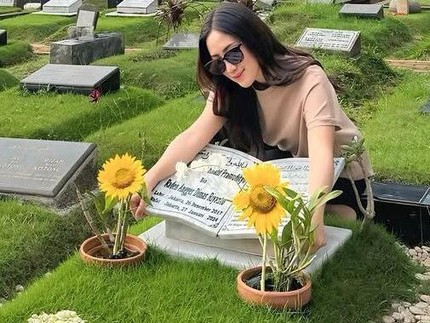 Momen Tamara Tyasmara Kunjungi Makam Dante, Sang Putra yang Meninggal Tahun Lalu