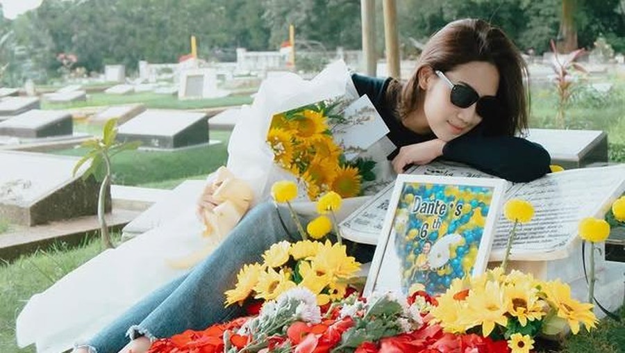 Momen Tamara Tyasmara Kunjungi Makam Dante