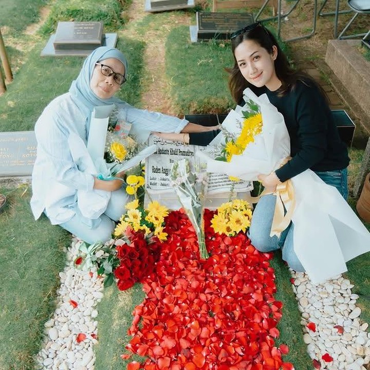 <p>Meski waktu terus berjalan, rasa kehilangan itu akan tetap terasa. Dalam beberapa kesempatan, Tamara tak jarang mengunjungi makam Dante, salah satunya saat ia merayakan hari ulang anaknya yang ditemani oleh Ibunda. "Selamat ulang tahun kaka Dante sayang. Aku merindukanmu," kata Tamara. (Foto: Instagram @tamaratyasmara)</p>