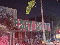 Cerita Pembuat Mural Awas Intel Sempat Debat Saat Dihampiri Polisi