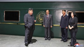 Xi Jinping Sambut Kedatangan Kim Jong Un di Beijing