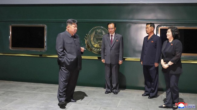 Kim Jong Un dan putrinya Kim Ju Ae telah tiba di Beijing, disambut Presiden China Xi Jinping.