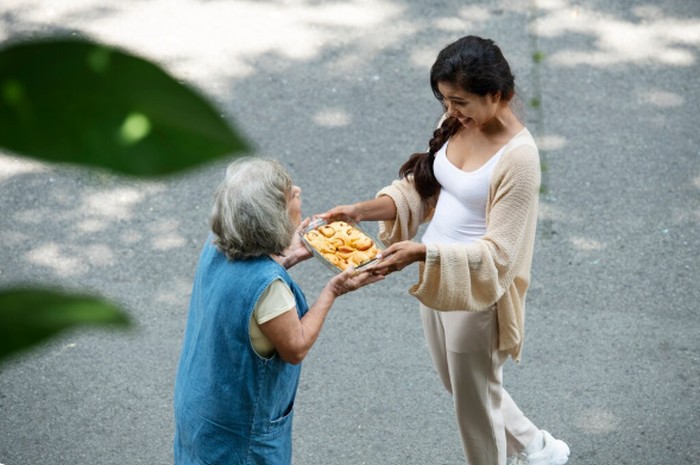 Orang empati tinggi sangat peduli terhadap orang lain. Mereka lebih ingin orang lain bahagia dibandingkan diri sendiri/Foto: freepik.com/freepik