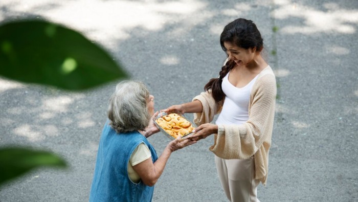 Orang empati tinggi sangat peduli terhadap orang lain. Mereka lebih ingin orang lain bahagia dibandingkan diri sendiri/Foto: freepik.com/freepik