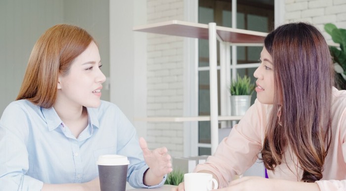 Orang empati jadi tempat curhat. Mereka memberikan rasa aman bagi orang lain/Foto: freepik.com/tirachardz