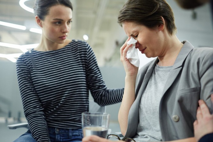 Orang empati sensitif terhadap perasaan. Mereka bisa ikut sedih ketika orang lain sedih/Foto: freepik.com/pressfoto