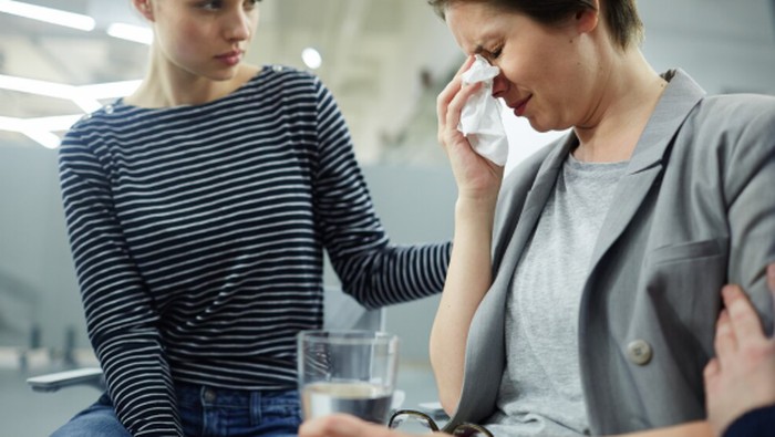 Orang empati sensitif terhadap perasaan. Mereka bisa ikut sedih ketika orang lain sedih/Foto: freepik.com/pressfoto