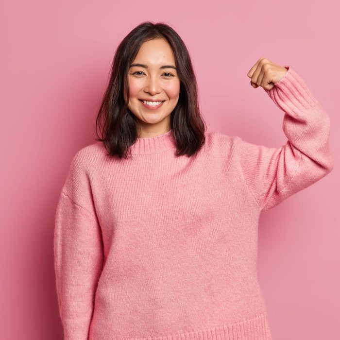 Perempuan mandiri tidak takut mengambil keputusan besar. Mereka lebih suka bertanggung jawab atas pilihan hidupnya sendiri, karena mereka selalu menimbang risiko dan manfaat dengan logis/Foto: Freepik/wayhomestudio