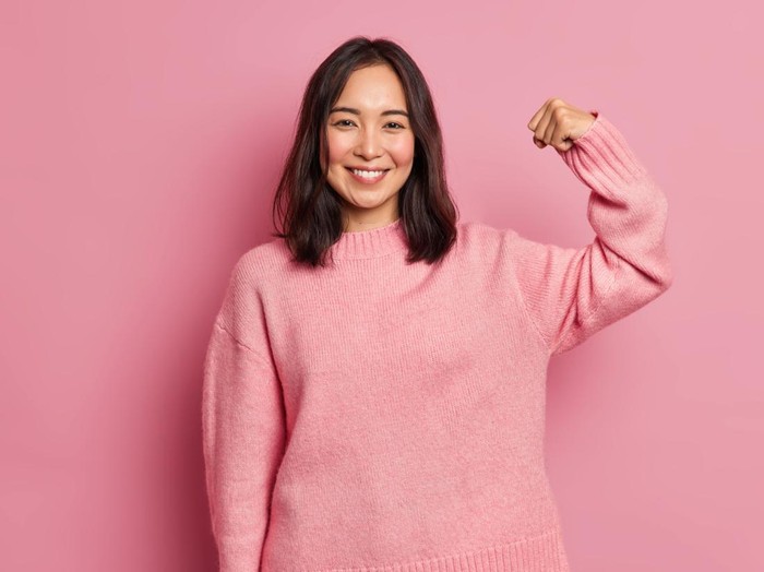 Perempuan mandiri tidak takut mengambil keputusan besar. Mereka lebih suka bertanggung jawab atas pilihan hidupnya sendiri, karena mereka selalu menimbang risiko dan manfaat dengan logis/Foto: Freepik/wayhomestudio