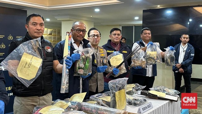 Polisi menangkap seseorang pria berinisial RAP buntut menyebarkan cara pembuatan bom molotov untuk digunakan dalam aksi demo.