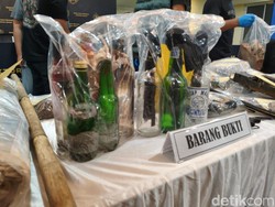 Sosok Profesor R Bikin Tutorial Molotov di Grup WA Aksi Ricuh