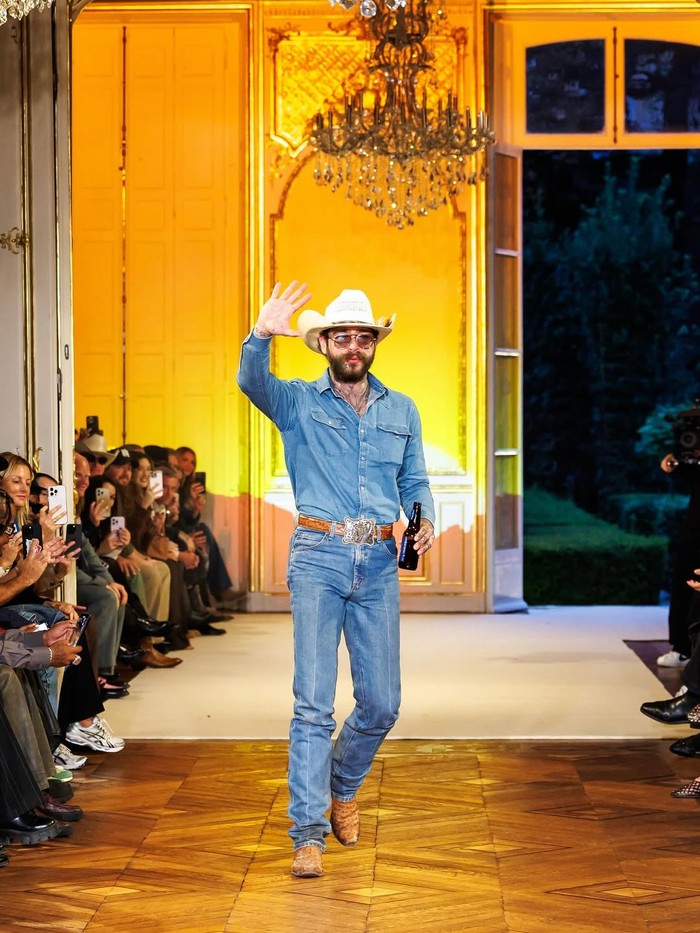 Post Malone dirikan label fashion Austin Post. Debut di koleksi perdana di Paris.