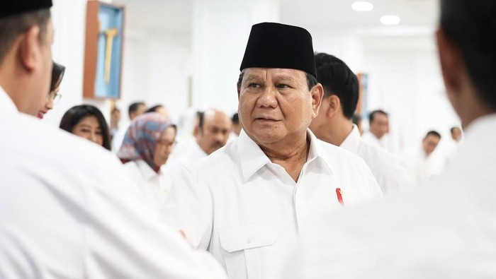 Prabowo Subianto melakukan rapat koordianasi bersama Kabinet Merah Putih. Bahas perkembangan aksi demonstrasi dan beri arahan.