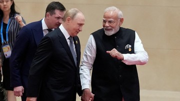 FOTO: Momen Hangat Putin dan Modi saat KTT SCO di China