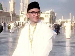 Umrah Perdana usai Mualaf, Ruben Onsu Nangis Cium Hajar Aswad