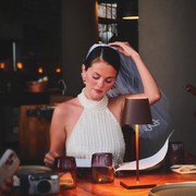 Gaya Serba Putih Selena Gomez di Bachelorette Party Meksiko, dari Mini Dress Mutiara sampai Bikini