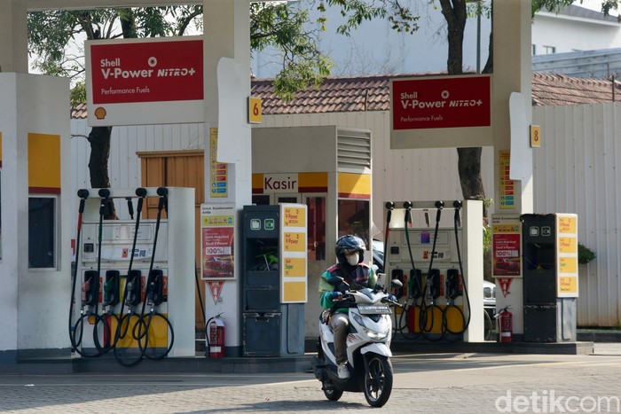 Sejumlah Stasiun Pengisian Bahan Bakar Umum (SPBU) asing di Jakarta tampak lengang tanpa aktivitas pengisian. SPBU Shell dan BP di beberapa titik mengalami kekosongan stok bahan bakar minyak (BBM) sejak sepekan terakhir. Pantauan di lapangan, Selasa (2/9/2025), pompa pengisian di SPBU Shell kawasan Jakarta Pusat dan Jakarta Selatan sudah tidak beroperasi.