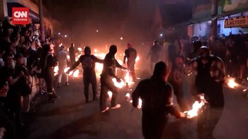 VIDEO: Kota di El Salvador Berubah Jadi Arena 'Pertempuran' Bola Api