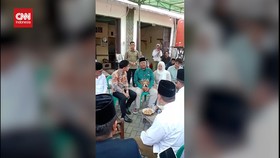 VIDEO: Momen Gibran Melayat ke Rumah Korban Tewas Demo di Tangerang