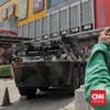 FOTO: Kendaraan Tempur TNI Jaga Pusat Perbelanjaan di Jakarta