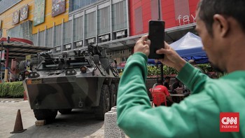 FOTO: Kendaraan Tempur TNI Jaga Pusat Perbelanjaan di Jakarta