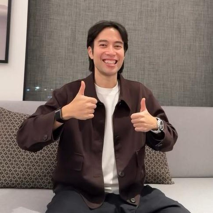 <p>Meski tengah menjalani pengobatan kanker, Vidi tetap aktif di panggung hiburan. Ia masih sering bernyanyi di atas panggung untuk menghibur penggemar. Menurut Vidi, kanker yang diidapnya tak menjadi penghalang untuk tetap menjalani hidup dan bekerja. "Menurut gue, orang yang mempunyai kanker, tidak sama dengan hidup nya harus berhenti. Gue malah merasa terus hidup saat gue masih bisa bermanfaat buat banyak orang, bisa terus nyanyi buat kalian, bisa bikin kalian senyum. Itu <em>drive</em> hidup gue," kata Vidi. (Foto: Instagram @vidialdiano)</p>
