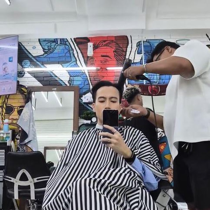 <p>Di unggahan lainnya, Vidi membagikan video saat sedang berada di salon. Pelantun lagu<em> Status Palsu</em> ini sengaja menata rambutnya di salon untuk membantah rumor yang mengatakan dirinya menggunakan rambut palsu atau wig karena efek kemoterapi. "Biar enggak dikatain pake <em>wig</em>, kita <em>trim-trim</em> dulu setelah 2 bulan lebih emang enggak sempet potong rambut," ujar Vidi. (Foto: Instagram @vidialdiano)</p>