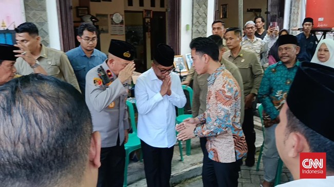 Wakil Presien Gibran Rakabuming Raka melayat ke rumah duka korban tewas usai demo Andika Luthfi Falah di Tigaraksa, Kabupaten Tangerang.