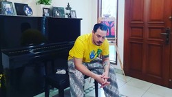 Jadi Korban Salah Sasaran, 7 Potret Zack Lee Eks Suami Nafa Urbach Syok Rumah Dijarah Massa