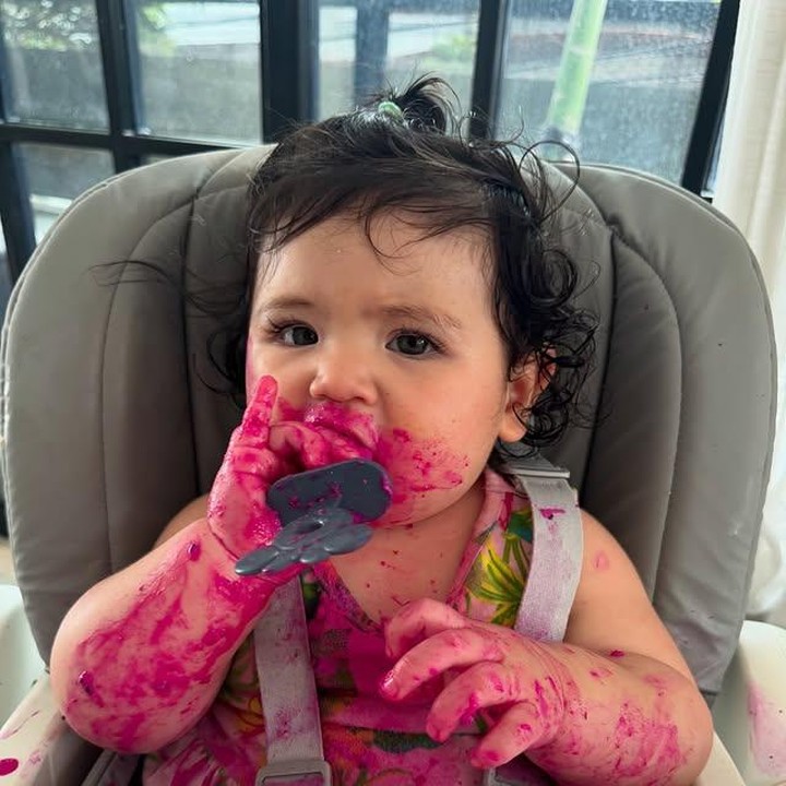 <p>Belum lama ini, Jessica Iskandar membagikan momen manis Baby Hagia saat mencoba MPASI es krim buah naga. Di tengah gigitannya, mata Hagia tampak menatap kamera dengan tatapan yang berbinar. "<em>Hey cutie</em> (Hai si imut)," tulis Jessica Iskandar sebagai keterangan foto unggahannya. (Foto: Instagram @inijedar)</p>