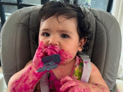 5 Potret Hagia Anak Jessica Iskandar saat MPASI, Bikin Gemas saat Makan Buah Naga