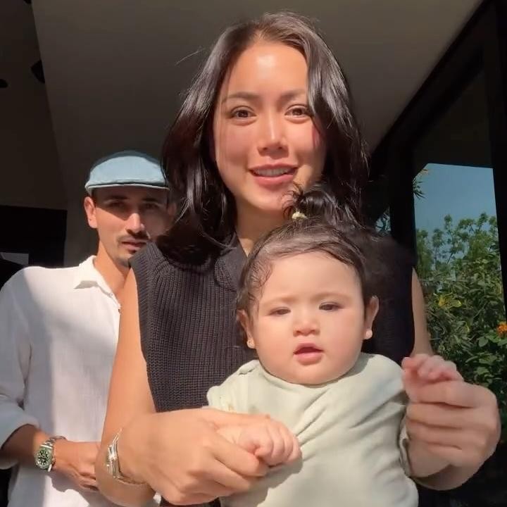<p>Anak Jessica Iskandar dan Vincent Verhaag, Hagia lagi-lagi mencuri perhatian netizen. Kehadiran Si Kecil yang akrab disapa Noni Jia ini menambah kebahagiaan pasangan ini. Noni Jia pun mewarisi wajah bule dari sang Ayah yang merupakan keturunan Belanda. (Foto: Instagram @inijedar)</p>