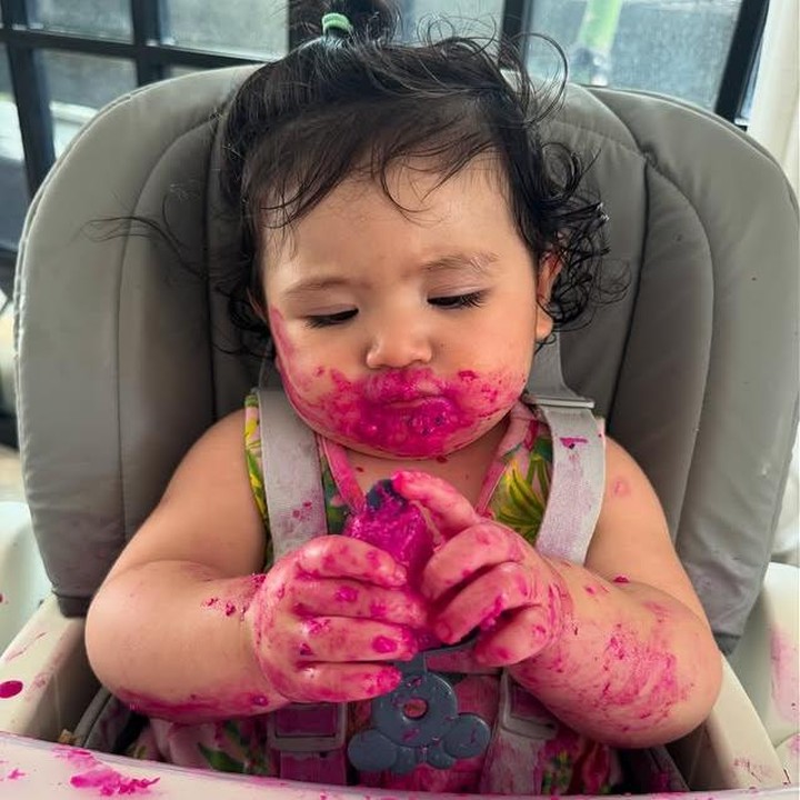 <p>Lucunya lagi, ekspresi Hagia saat melihat es krim di tangannya sukses bikin netizen ikut tertawa. Melihat alisnya yang mengerut, ia seolah sedang meneliti rasa dan tekstur dari es krimnya, Bunda. (Foto: Instagram @inijedar)</p>