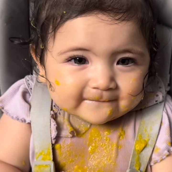 <p>Dalam potret lainnya, Baby Hagia tampak asyik menikmati MPASI buah mangga yang dihaluskan. Celemotan pun tak jadi masalah buat Jessica, asalkan Si Kecil bisa banyak belajar dari momen pemberian MPASI. (Foto: Instagram @inijedar)</p>