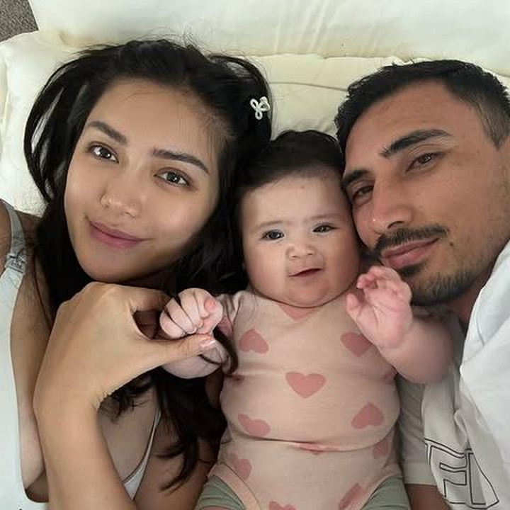 <p>Melihat potret Hagia yang kini tengah menjalani MPASI memang selalu menggemaskan ya, Bunda. Netizen pun ramai berkomentar. "Udah benar-benar kayak bonek cantik dan lucu banget, Hagia," tulis akun @nev********. Begitu juga dengan komentar akun @sar*****, "Halo sayang terlihat lucu sekali (emotikon hati)." Tak ketinggalan akun lain @rizk******** berkomentar, "Gemesssss banget iiiiii Gia".(Foto: Instagram @inijedar)</p>