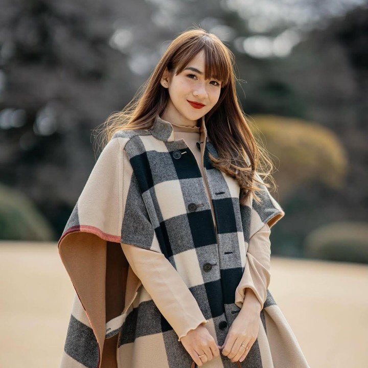 <p>Model dan penyanyi Adiezty Fersa turut mengajak masyarakat membantu UMKM yang terdampak aksi demo. Melalui unggahan di Instagram, istri Gilang Dirga ini menyediakan 'lapak' bagi pengusaha UMKM untuk mempromosikan usahanya. "<em>Bismillah</em>, semoga langkah kecil ini bisa sedikit meringankan. Dear para pejuang UMKM, silakan promosi usaha atau produk kalian di kolom komentar postingan ini ya, nanti insya Allah beberapa produk akan aku beli juga. Ayo teman-teman yang lain, jangan lupa jajan yaa&mdash;karena dengan begitu kita ikut bantu UMKM di sekitar kita. #WargaJagaWarga #SupportUMKM," tulisnya. (Foto: Instagram @adieztyfersa)</p>