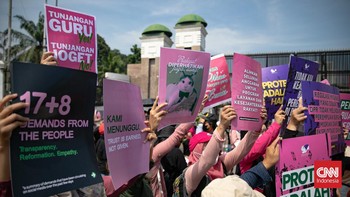 FOTO: Aksi Damai Aliansi Perempuan Indonesia di Depan Gedung DPR