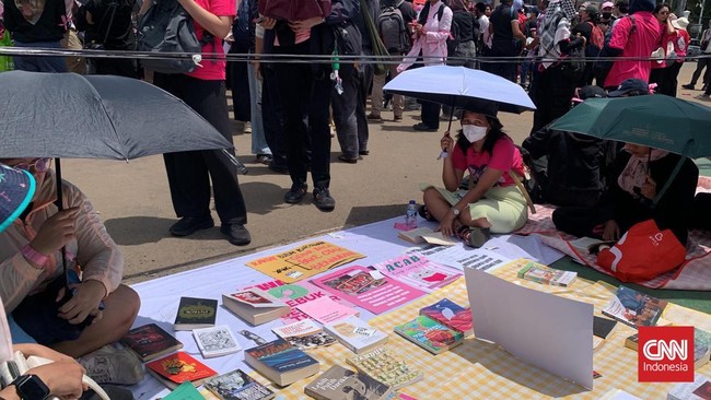 Massa Aksi Damai Gelar Perpustakaan Jalanan di Depan DPR Hari Ini Massa aksi damai di depan Gedung DPR, Jakarta, Rabu (3/9) menggelar perpustakaan jalanan di lokasi aksi.