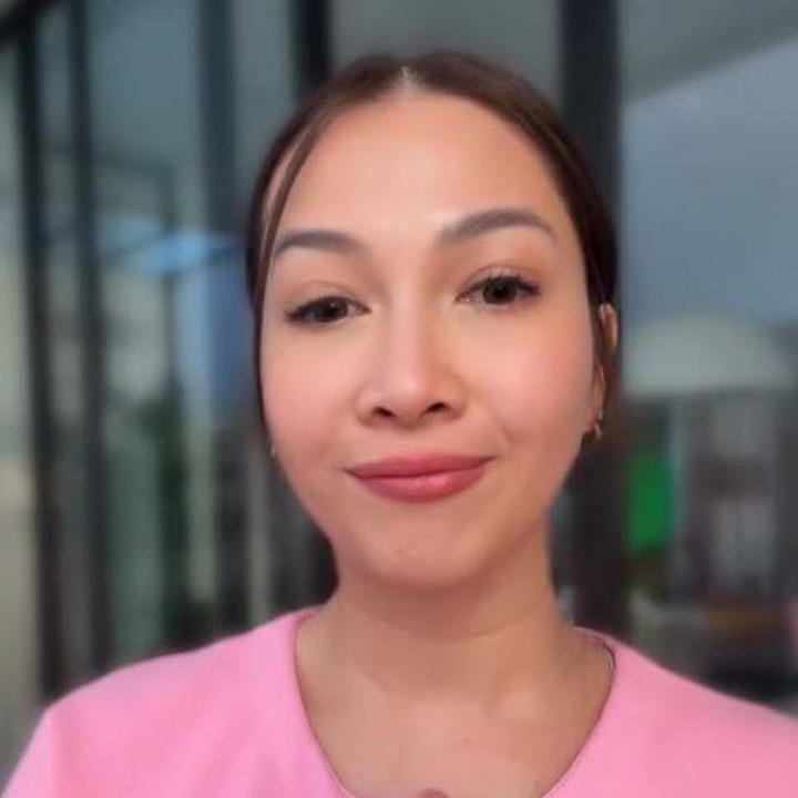<p>Aktris Andrea Dian mengunggah video singkat untuk memberikan dukungan kepada pengusaha UMKM yang terdampak demo. Istri Ganindra Bimo ini juga membantu promosi usaha dari para pengusaha UMKM, Bunda. "Hai teman-teman, aku cuma mau sharing sedikit ya Aku tahu kondisi sekarang lagi enggak gampang. Banyak teman-teman UMKM yang usahanya ikut terdampak karena situasi demo dan politik yang panas di Indonesia. Aku sendiri mungkin enggak bisa bantu banyak, tapi aku di sini pengin banget kasih ruang buat teman-teman UMKM supaya tetap bisa terlihat dan dikenal orang. Jadi, kalau misalkan kalian punya usaha UMKM, boleh banget untuk tag aku. Aku akan coba bantu <em>share</em> sebisa mungkin, dan semoga langkah kecil ini bisa jadi <em>support</em> buat teman-teman yang lagi berjuang," katanya. (Foto: Instagram @andreadianbimo)</p>