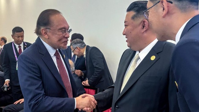Anwar Ibrahim Salaman dengan Kim Jong Un kala Malaysia-Korut Tak Akur Anwar Ibrahim salami Kim Jong Un saat bertemu di China, meski hubungan Korut dan Malaysia sedang tak akur.