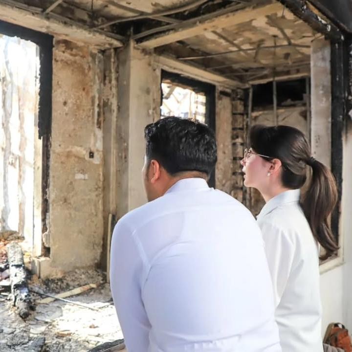 <p>Melalui unggahan di Instagram, Arumi membagikan momen saat ia dan sang suami melihat puing bekas kebakaran di Gedung Grahadi. Dalam satu potret, pasangan yang menikah pada 30 Agustus 2013 tampak duduk berdampingan sambil meratapi isi bangunan yang sudah hancur. (Foto: Instagram @arumibachsin_94)</p>