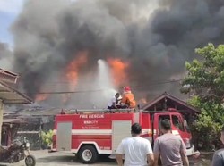 6 Damkar Padamkan Kebakaran Asrama Polri Serpong, Angin Berembus Kencang